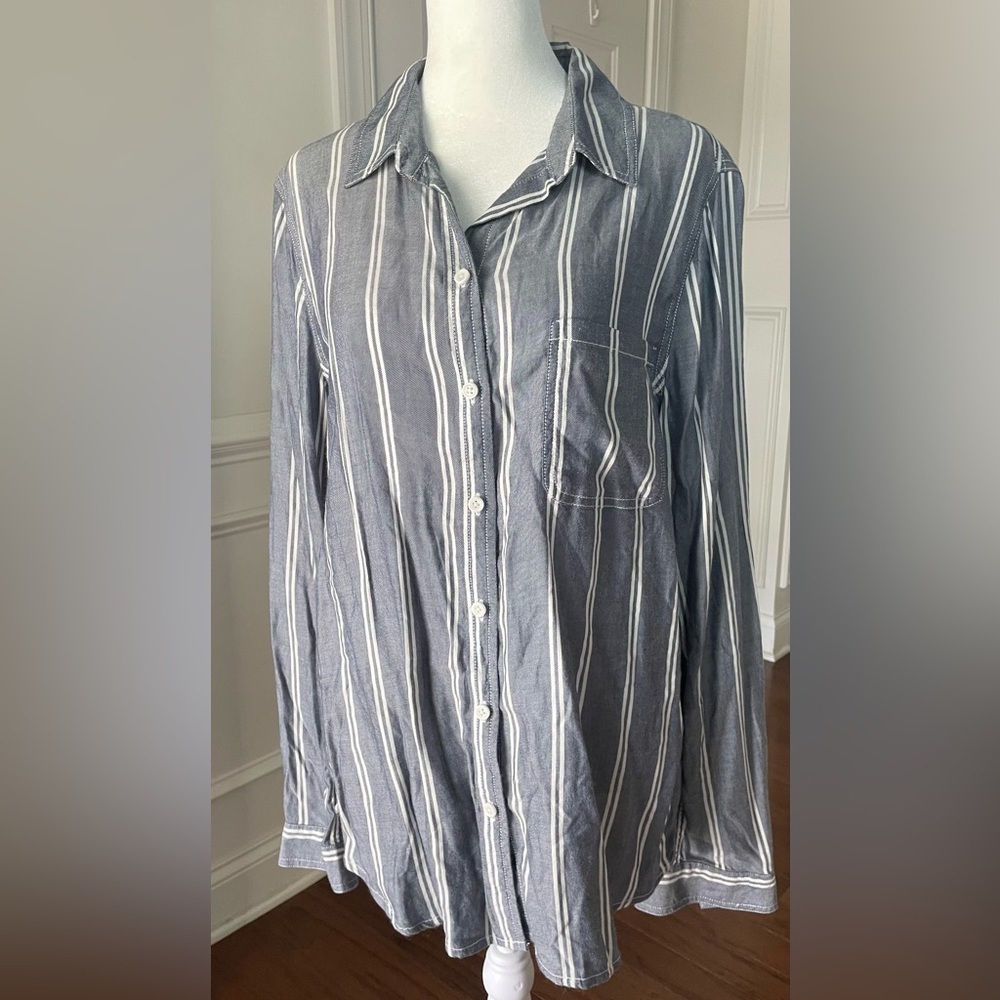 beachlunchlounge Blue and White Striped Button-Down Shirt Size Medium